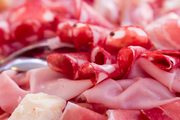 Italiensk parmaskinka och salami — Stockfoto