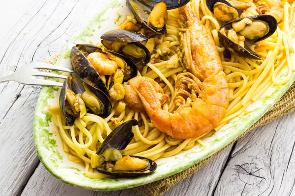 Спагетти с креветками и мидиями — стоковое фото