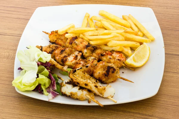 Seafood skewers with chips — Stock Photo, Image