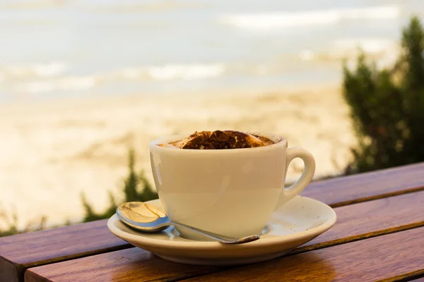 Кофейный крем на пляже — стоковое фото