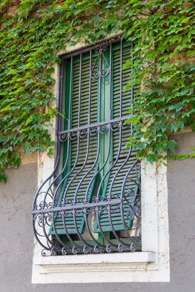 Ventanas con barras de hierro — Foto de Stock