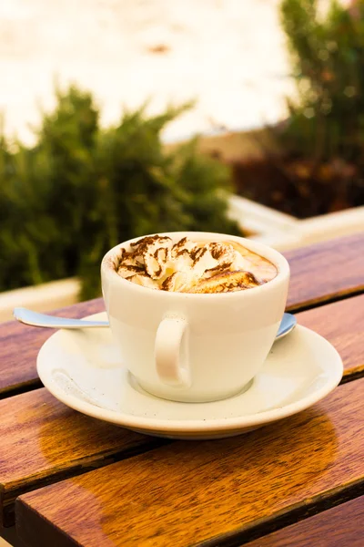 Kaffe grädde på stranden — Stockfoto