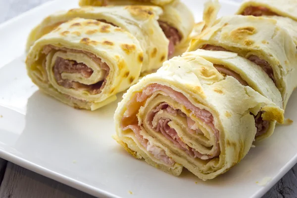 Roll van piadina met ham en kaas — Stockfoto