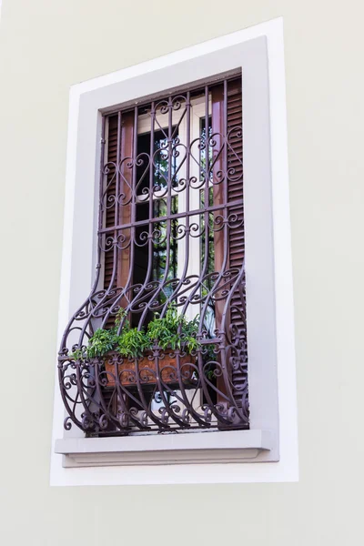 Fenster mit Eisenstangen — Stockfoto
