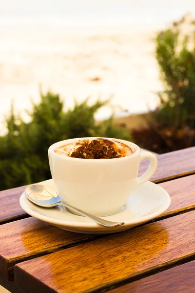 ビーチでコーヒー クリーム — ストック写真