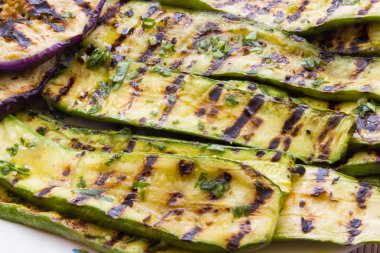 ızgara patlıcan ve kabak salatası