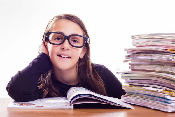 маленькая симпатичная девочка делает домашние дела
