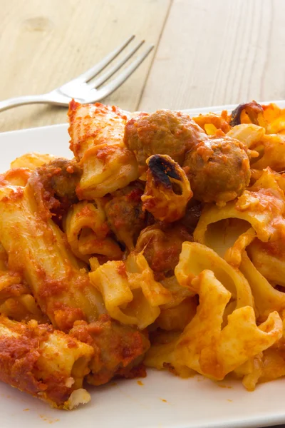 Bakt pasta med kjøttboller – stockfoto