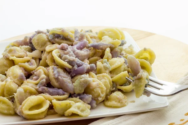 Orecchiette-pasta med lila blomkål — Stockfoto