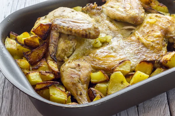 Frango assado com batatas — Fotografia de Stock