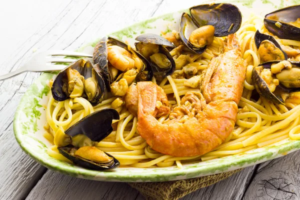Špagety s krevetami a mušle — Stock fotografie