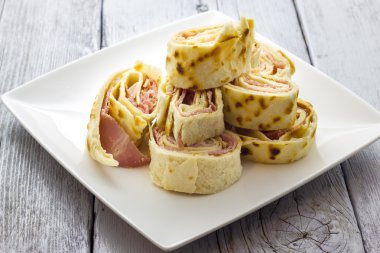 piadina jambon ve peynirli rulo