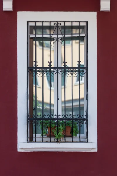 Вікна з залізні прути — стокове фото