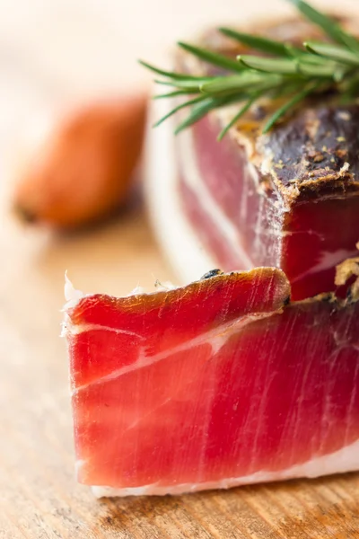 Gustose fette di speck italiano — Foto Stock