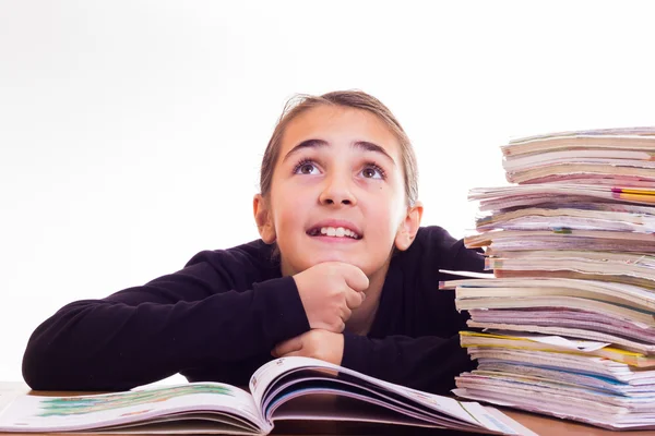 Beetje schattig meisje doen homeworks — Stockfoto