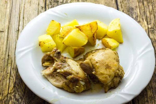Chicken with potatoes — Stock Photo, Image
