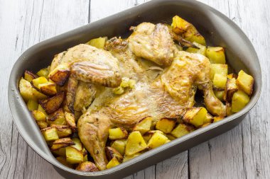 Fırında tavuk ve patates.