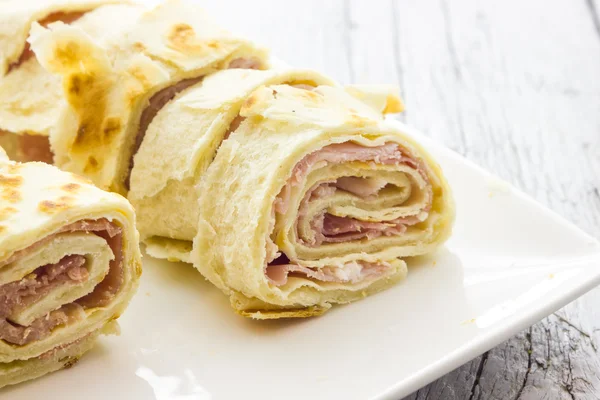 Roll van piadina met ham en kaas — Stockfoto