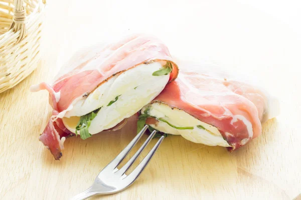 Tomino con pancetta — Foto Stock