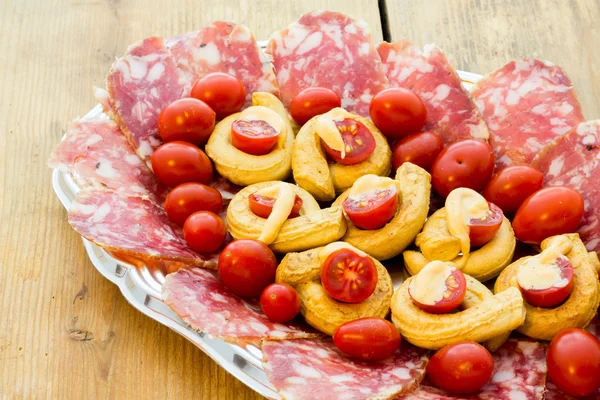 Taralli piccanti s rajčatovou majonézou a salám — Stock fotografie