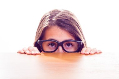 küçük kız bir tablonun saklanıyor