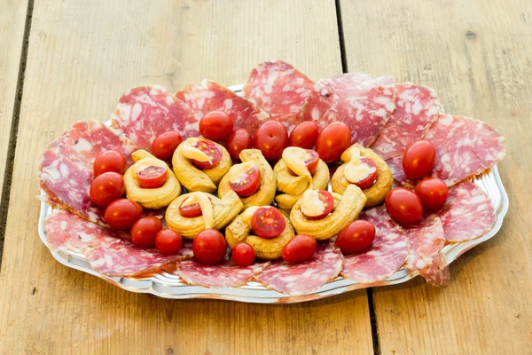 Taralli piccanti con maionese di pomodoro e salame — Foto Stock
