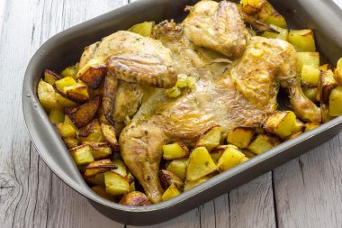 Fırında tavuk ve patates.