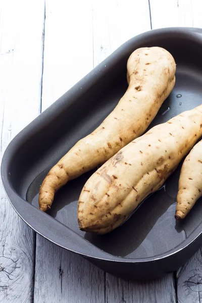 Tatlı patates pişmiş olması için hazır — Stok fotoğraf