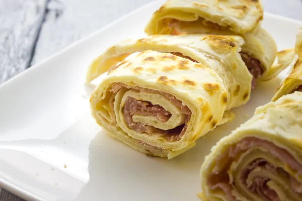 Roll van piadina met ham en kaas — Stockfoto