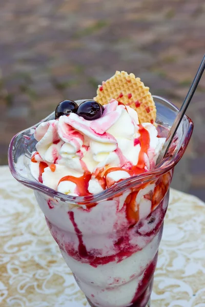 Gelato con ciliegia — Foto Stock