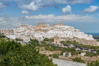 Ostuni Puglia caddesi binaları