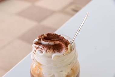 Dondurma ve kremalı kahve.