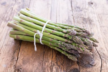 Bir avuç yeni toplanmış kuşkonmaz.