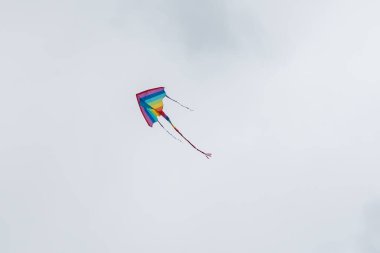 Gökyüzünde uçuşan renkli uçurtmalar