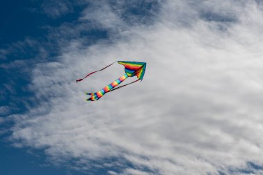 Gökyüzünde uçuşan renkli uçurtmalar