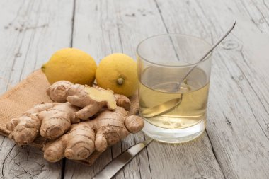 Zencefil ve limonlu sağlıklı bitki çayı.