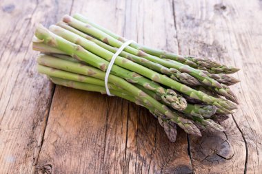 Bir avuç yeni toplanmış kuşkonmaz.