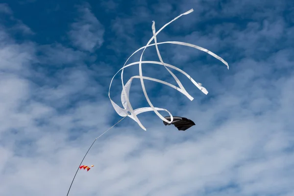 Πολύχρωμοι Χαρταετοί Πετούν Πάνω Από Τον Ουρανό — Φωτογραφία Αρχείου