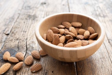 Tahta masadaki bademler