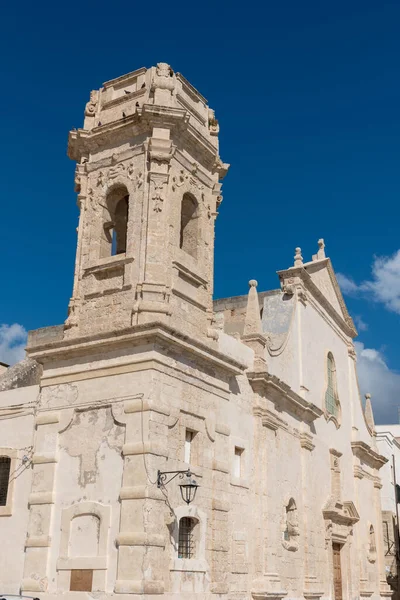 Monopoli Puglia caddesi binaları
