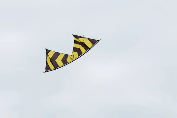 Kites Coloridos Voando Sobre Céu — Fotografia de Stock