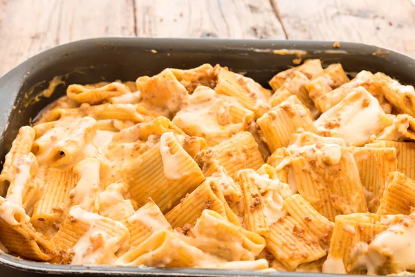 Macarrão Com Carne Assada Com Queijo — Fotografia de Stock