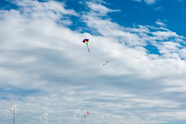 Kites Coloridos Voando Sobre Céu — Fotografia de Stock