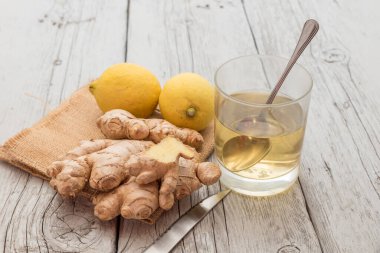 Zencefil ve limonlu sağlıklı bitki çayı.