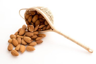 Beyaz arkaplanı olan bademler