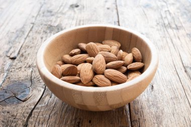 Tahta masadaki bademler