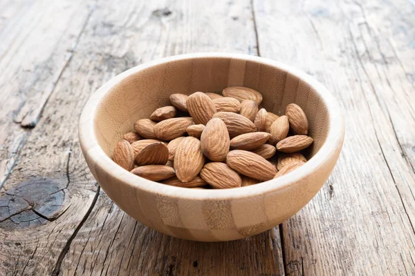 Tahta masadaki bademler