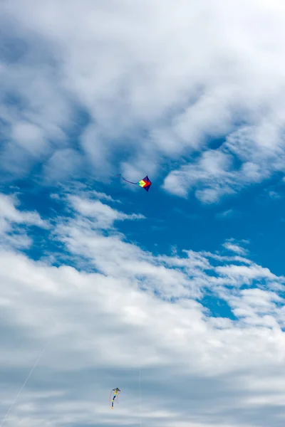 Kites Coloridos Voando Sobre Céu — Fotografia de Stock