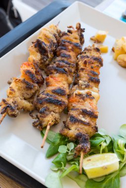 Tabakta balık şiş var.