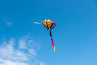 Gökyüzünde uçuşan renkli uçurtmalar